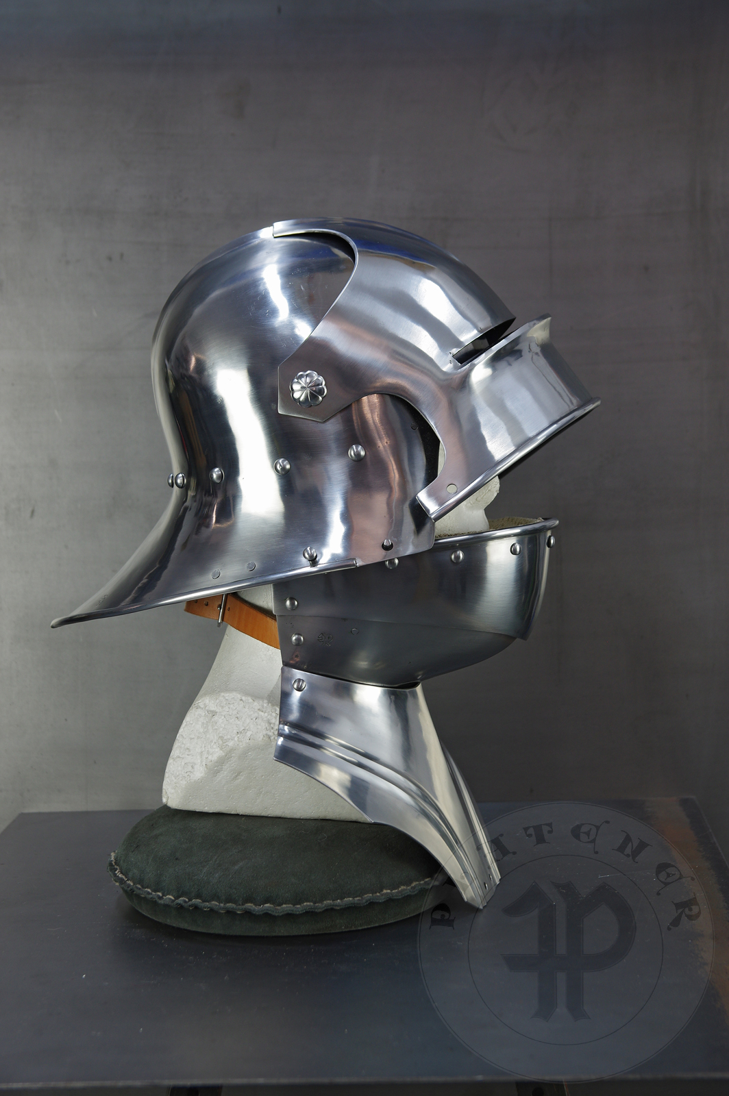 Sallet inspired by example from the Philadelphia Museum of Art; bevor inspired on Churburg CHS25 piece. Period: 1460-1470 Material: 2 mm steel with 0,3 % carbon. Heat treatment: sallet hardened and tempered up to 38 HRC and bevor up to 42 HRC. / Salada inspirowana na originale z Philadelphia Museum of Art; podbrdek oparty na oryginale z Churburga CHS25. Salada hartowana i odpuszczana do 38 HRC a podbrdek do 42 HRC.